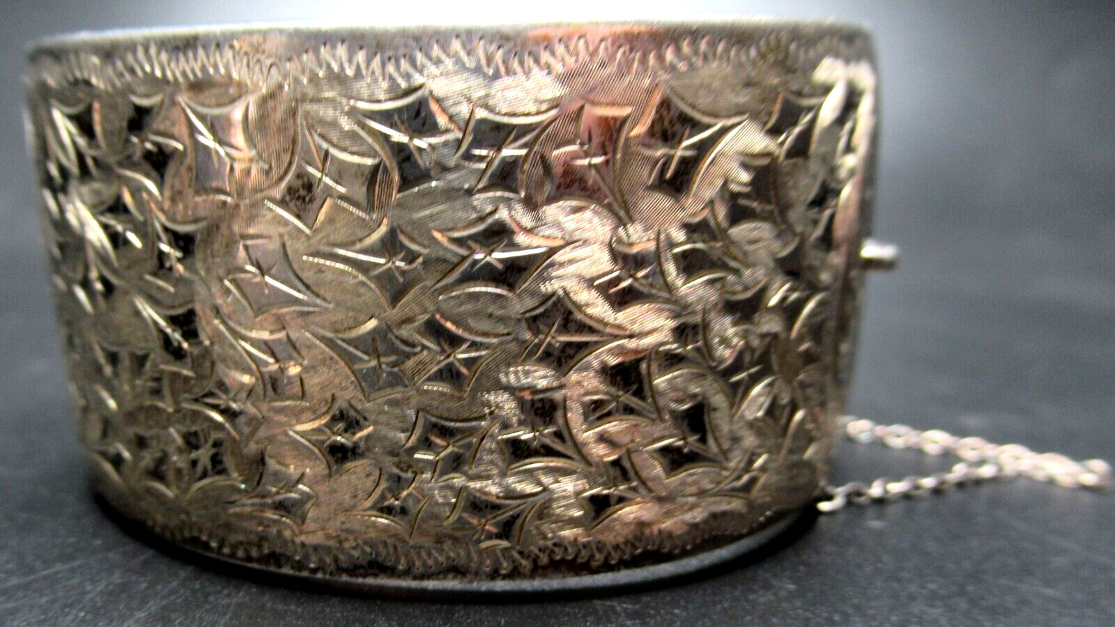BIRMINGHAM England 1963 Silver Etched Leaf Design Hinged Vintage Bracelet
