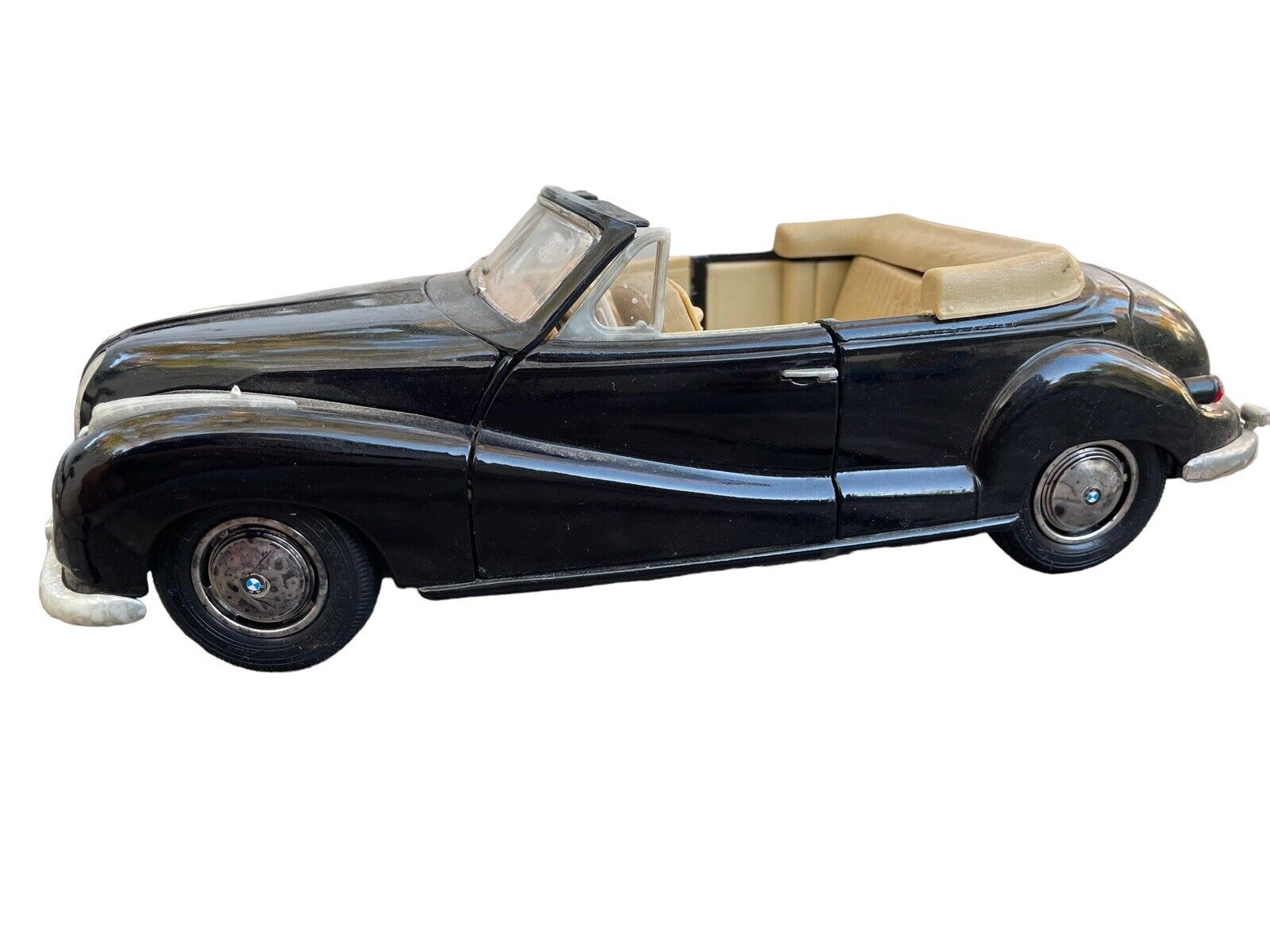 Maisto Special Edition 1:18 Scale Die Cast Model 1955 BMW 502 Vintage Diecast