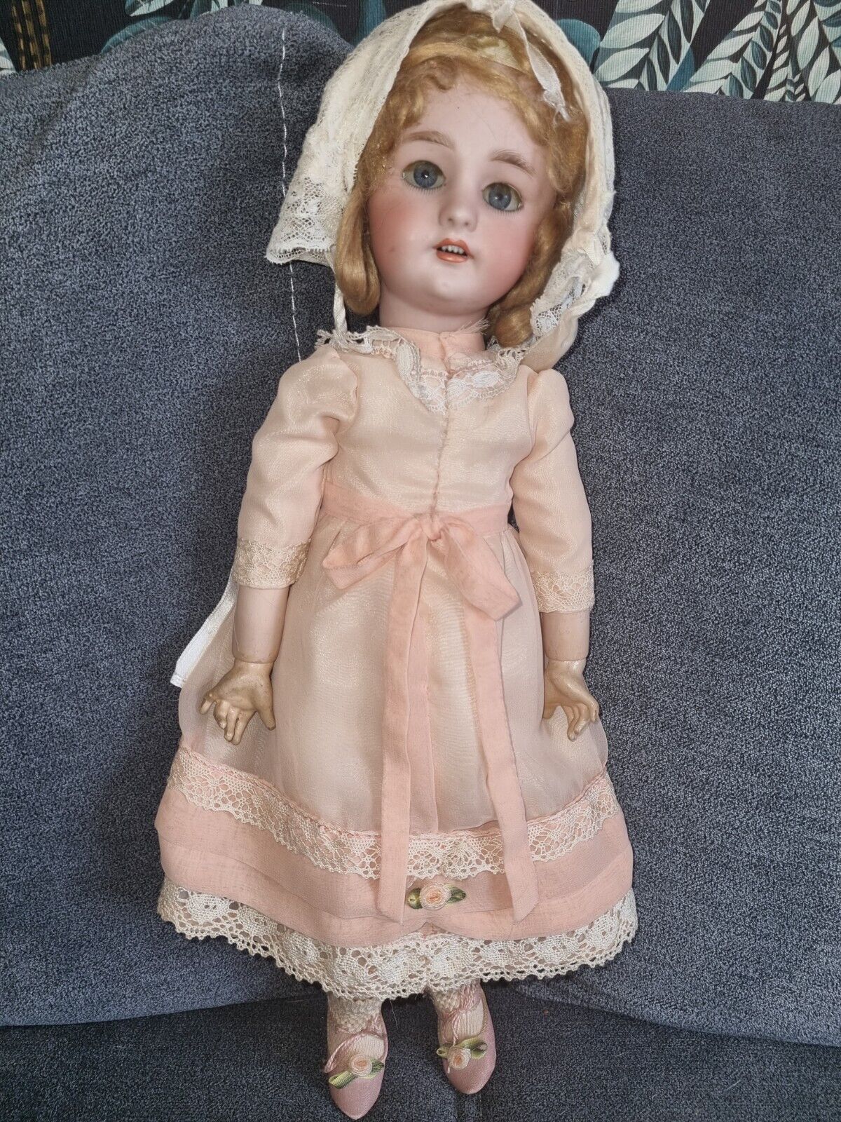 Antique bisque  doll french  tête jumeau 16.5 inches with Jumeau shoes.