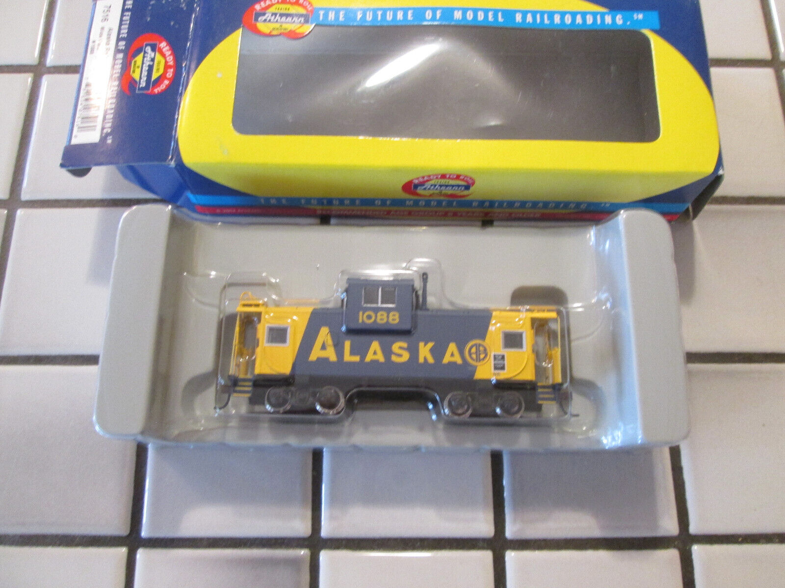 athearn ready to roll ALASKA wide vision caboose car HO scale
