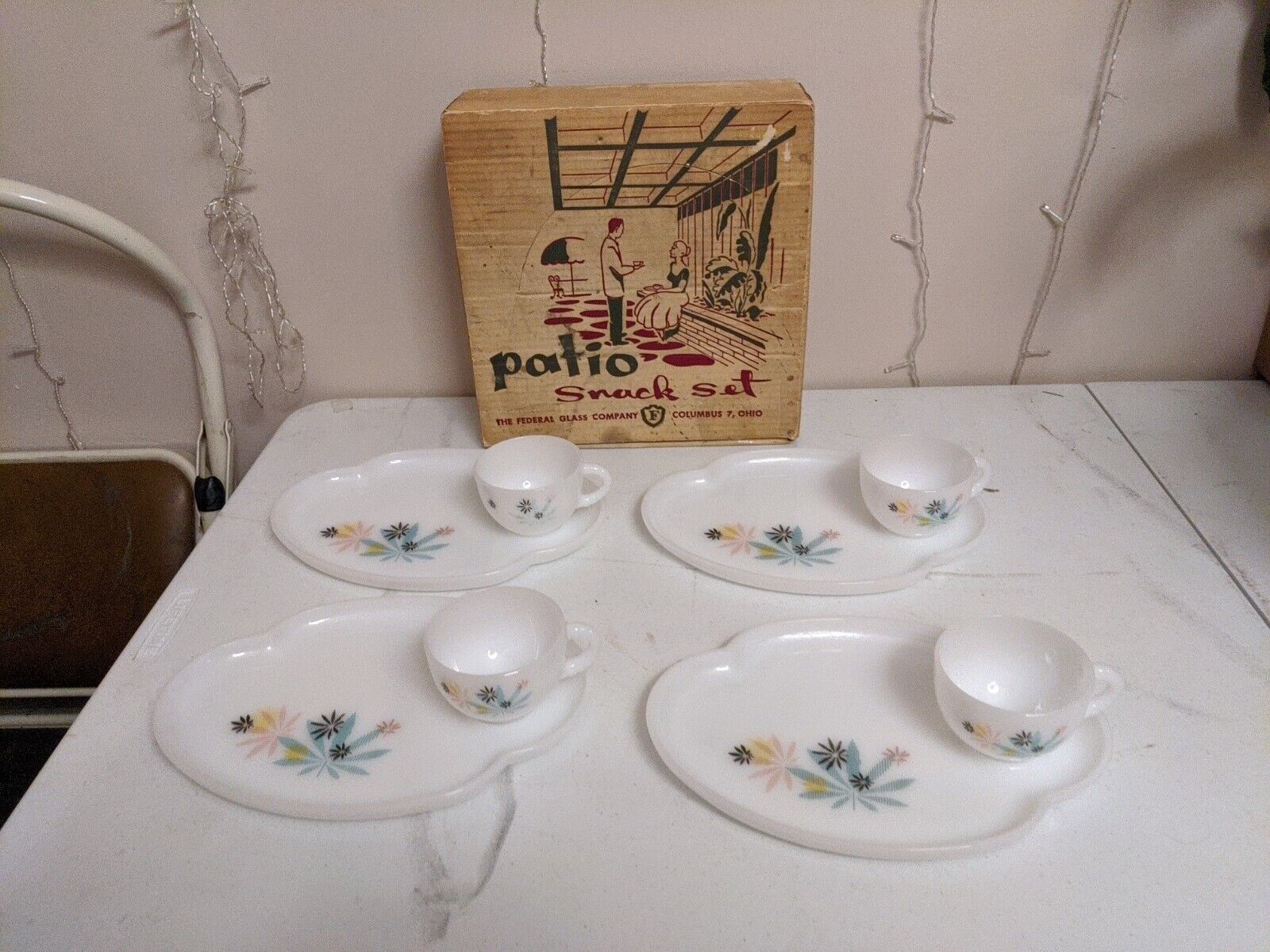 Vintage FEDERAL Glass Patio Snack Set Of 4 Plates / Cups ATOMIC FLOWER In box