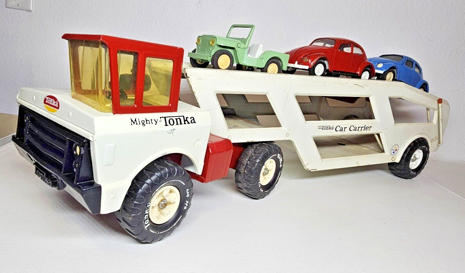 Vintage 1970\'s Mighty Tonka Car Carrier with Vehicles 1960\'s VW Beetles & Jeep