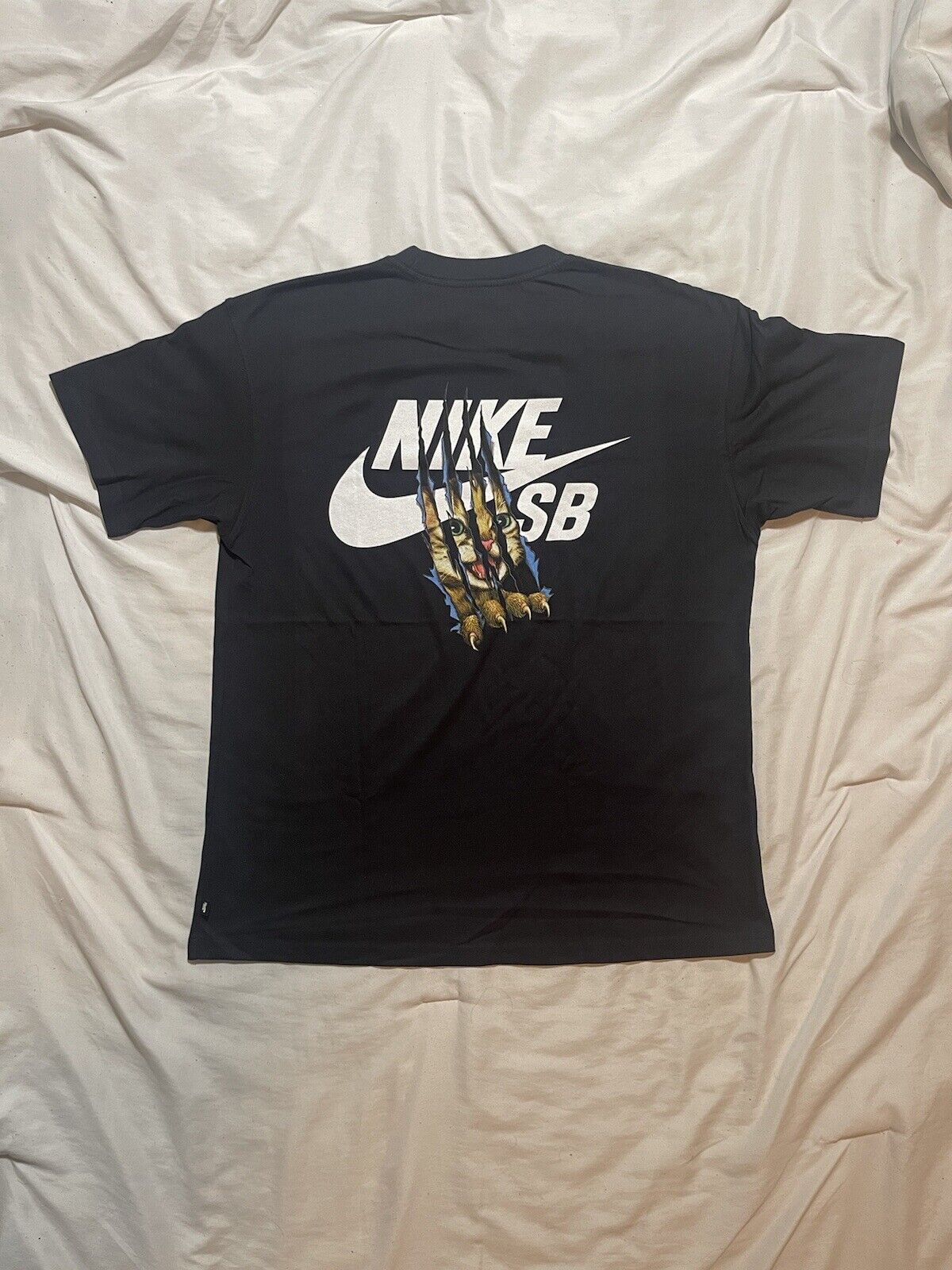 RARE BNWT Nike SB Cat Scratch Tee Shirt Medium 816369-010