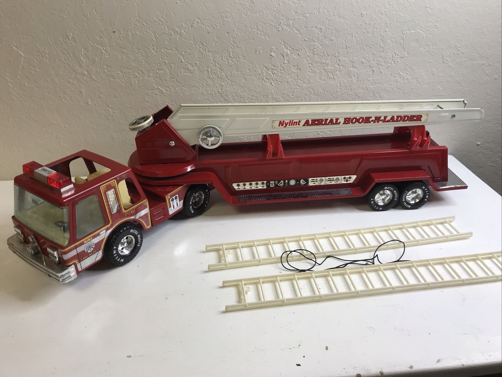 Vintage Nylint Metal Muscle Aerial Hook N and Ladder No. 5 Fire Engine Truck 32”