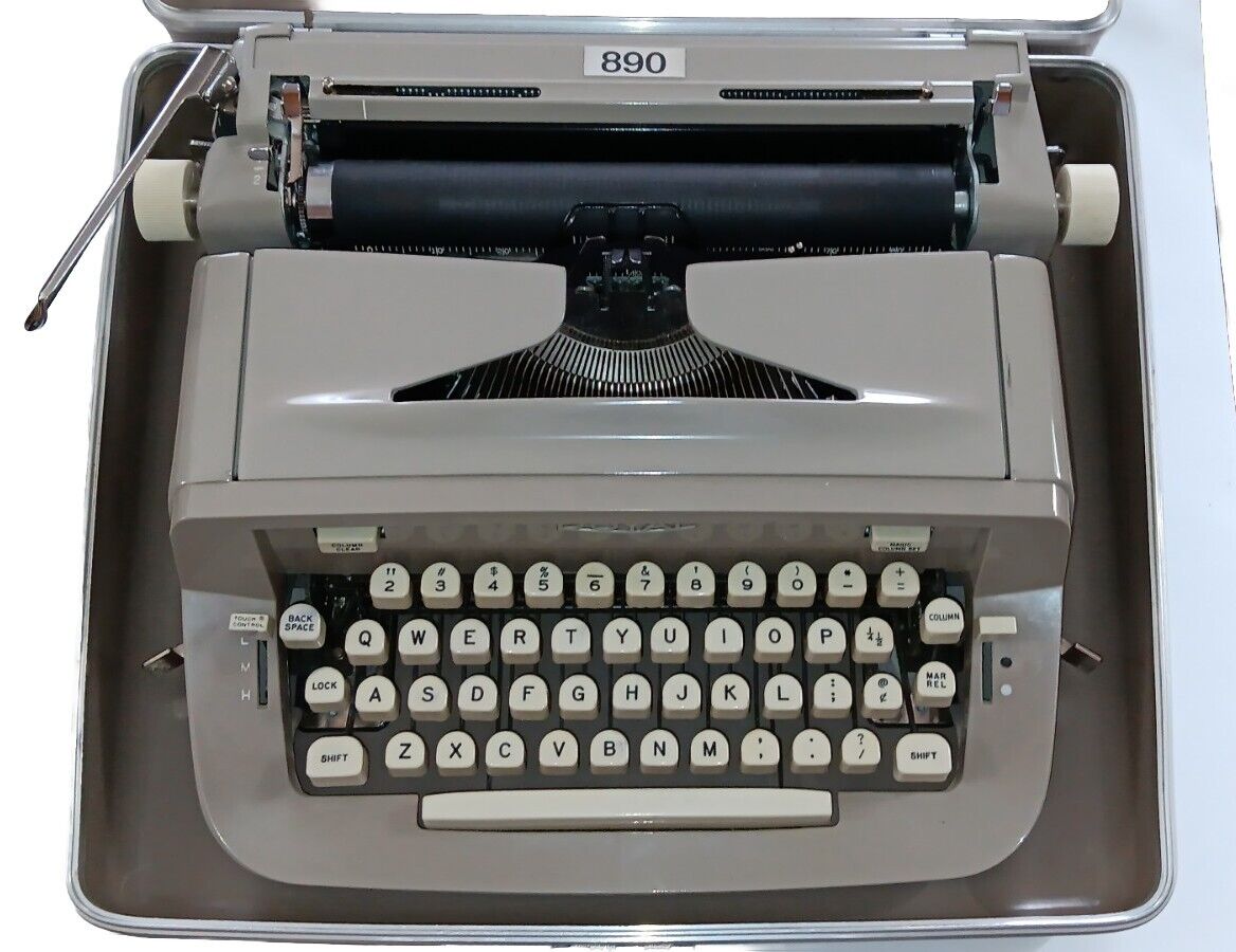 Vintage Royal Model 890 Manual Typewriter -  Complete