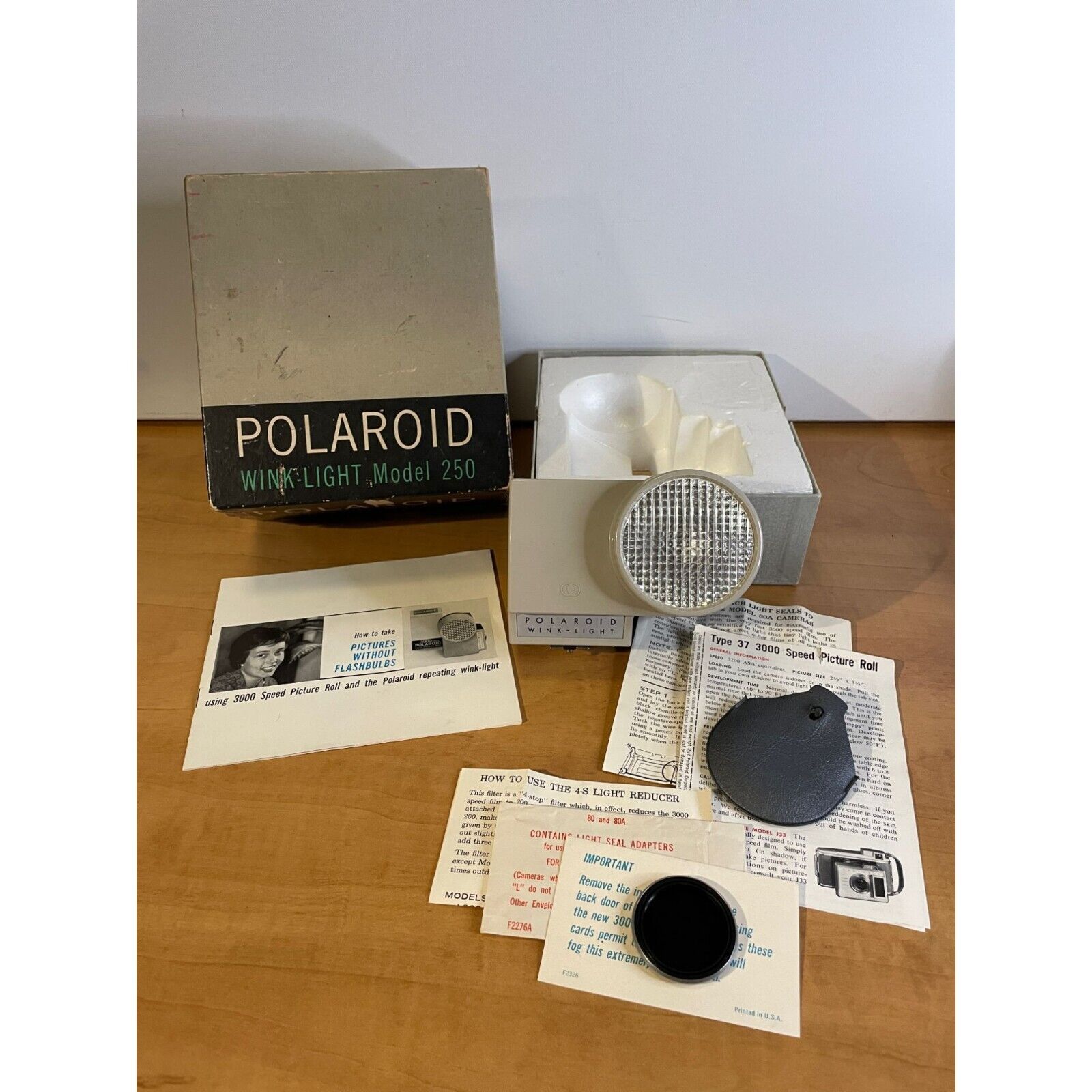 Vintage Polaroid Wink-Light Flash Model 250 - Comes w/Original Box