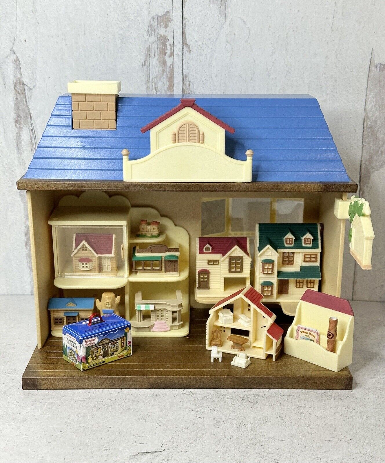 Epoch Calico Critters Sylvanian Families TOY SHOP #1 W/Accessories VERY RARE