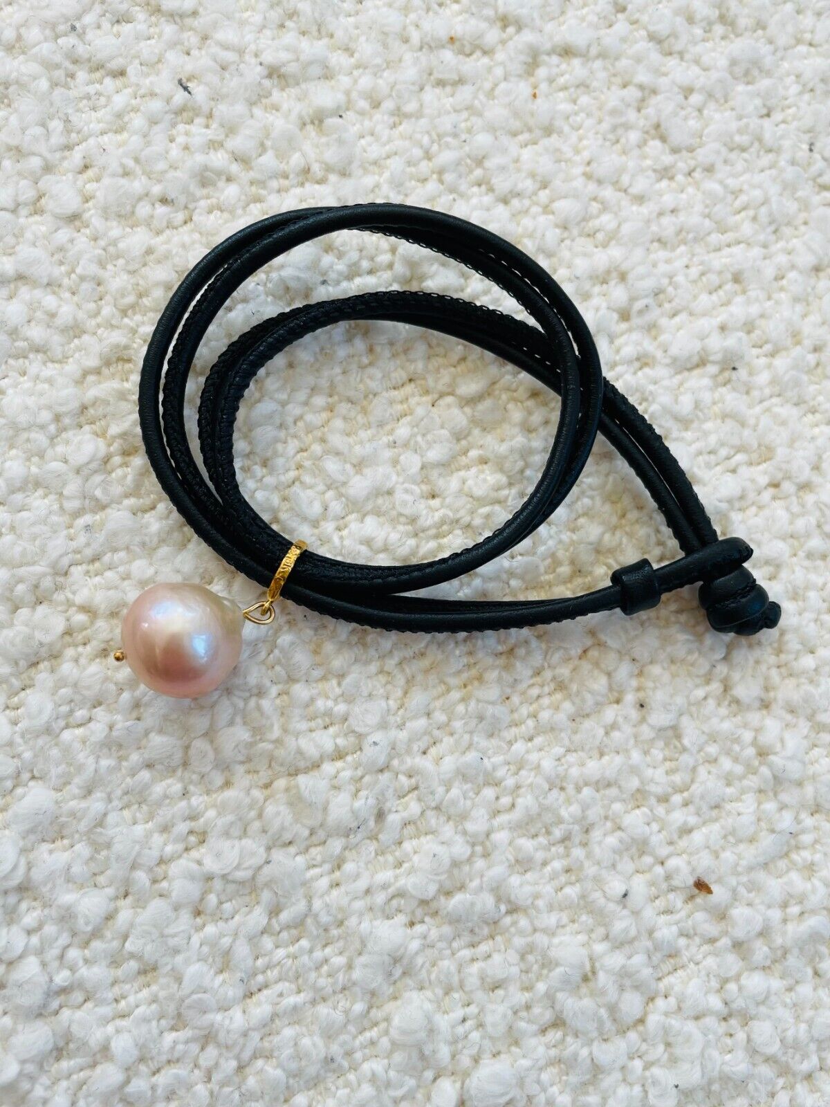 Pink baroque pearl and black leather bracelet,18k yellow gold,14in(35.5cm)