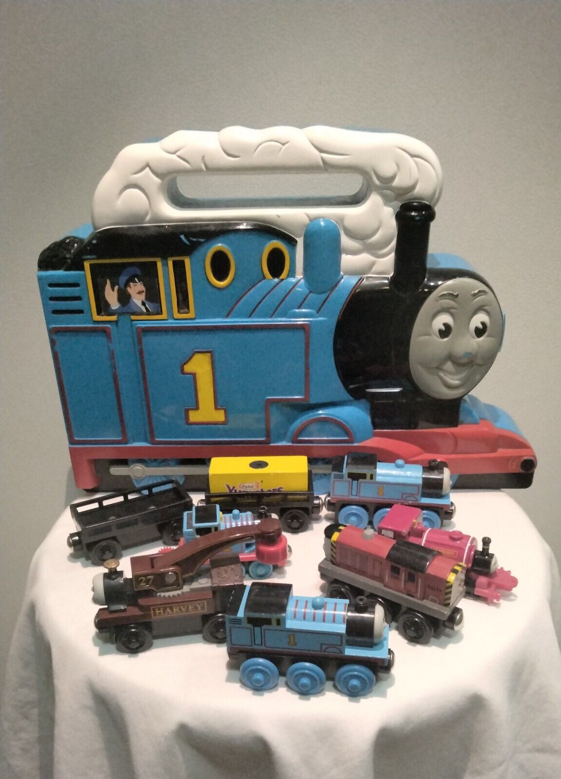 Vintage 2001 Thomas The Train And Friends Carrying Case And 8 Train Cars.