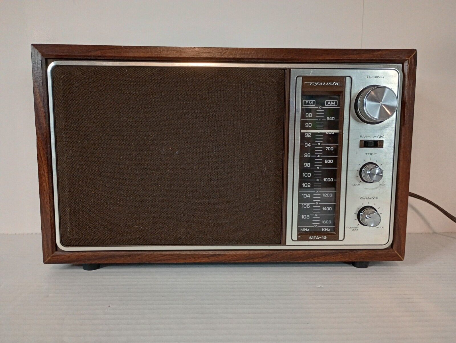 Vintage Realistic MTA-12 693 Tabletop AM/FM Radio Wood Veneer Tested-Works
