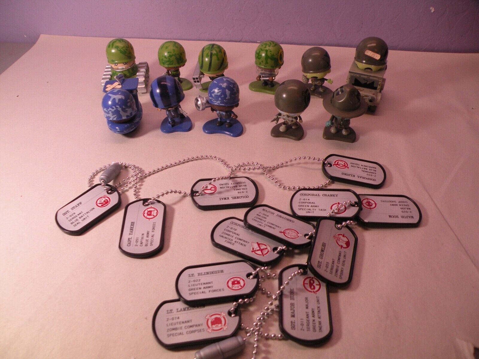Awesome Little Green Men Lot of 11 with 12 Dog Tags MGA Army Military Figures