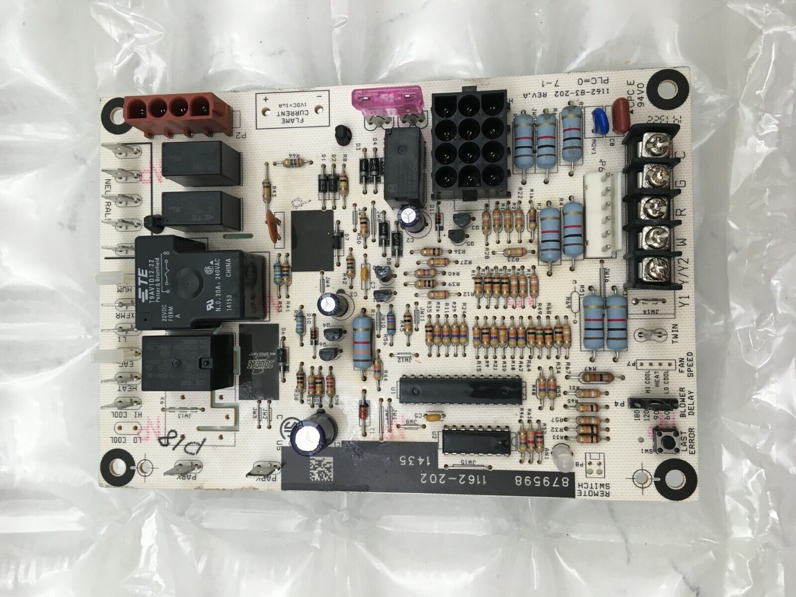 YORK COLEMAN LUXAIRE 879598  Furnace Control Board 1162-202  used #P18