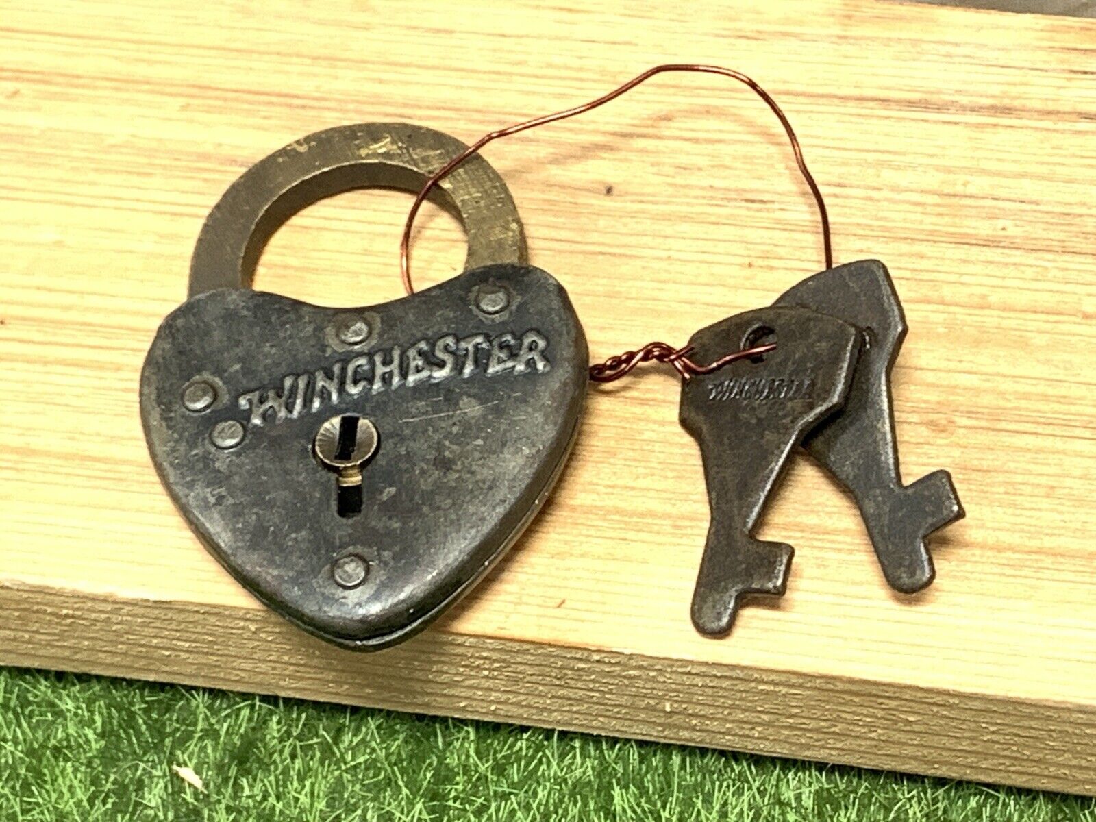Winchester Repeating Arms Heart Lock with 2 Working Keys