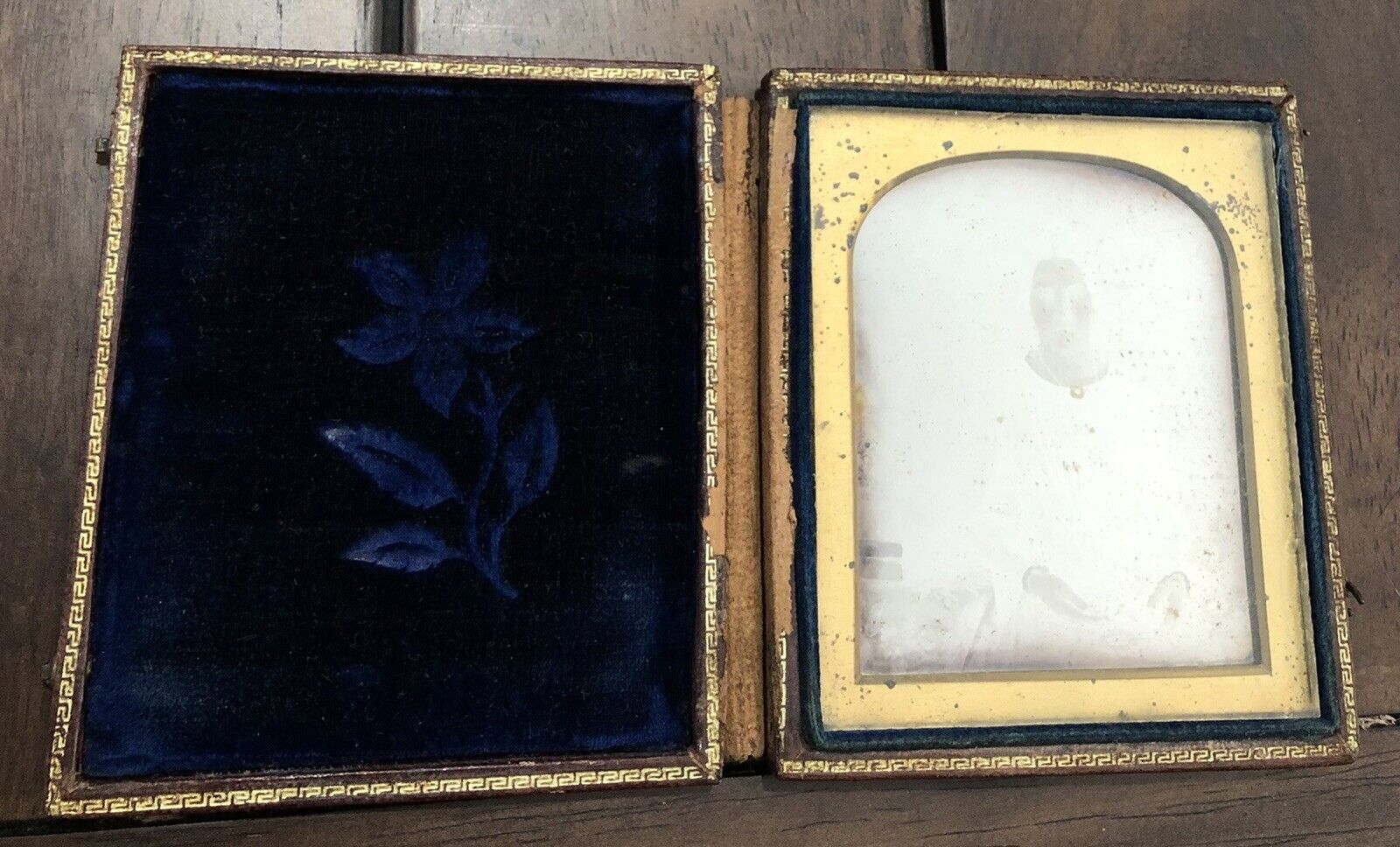 1840s Daguerreotype Woman Holding Closed Dag Sealed Shew Case