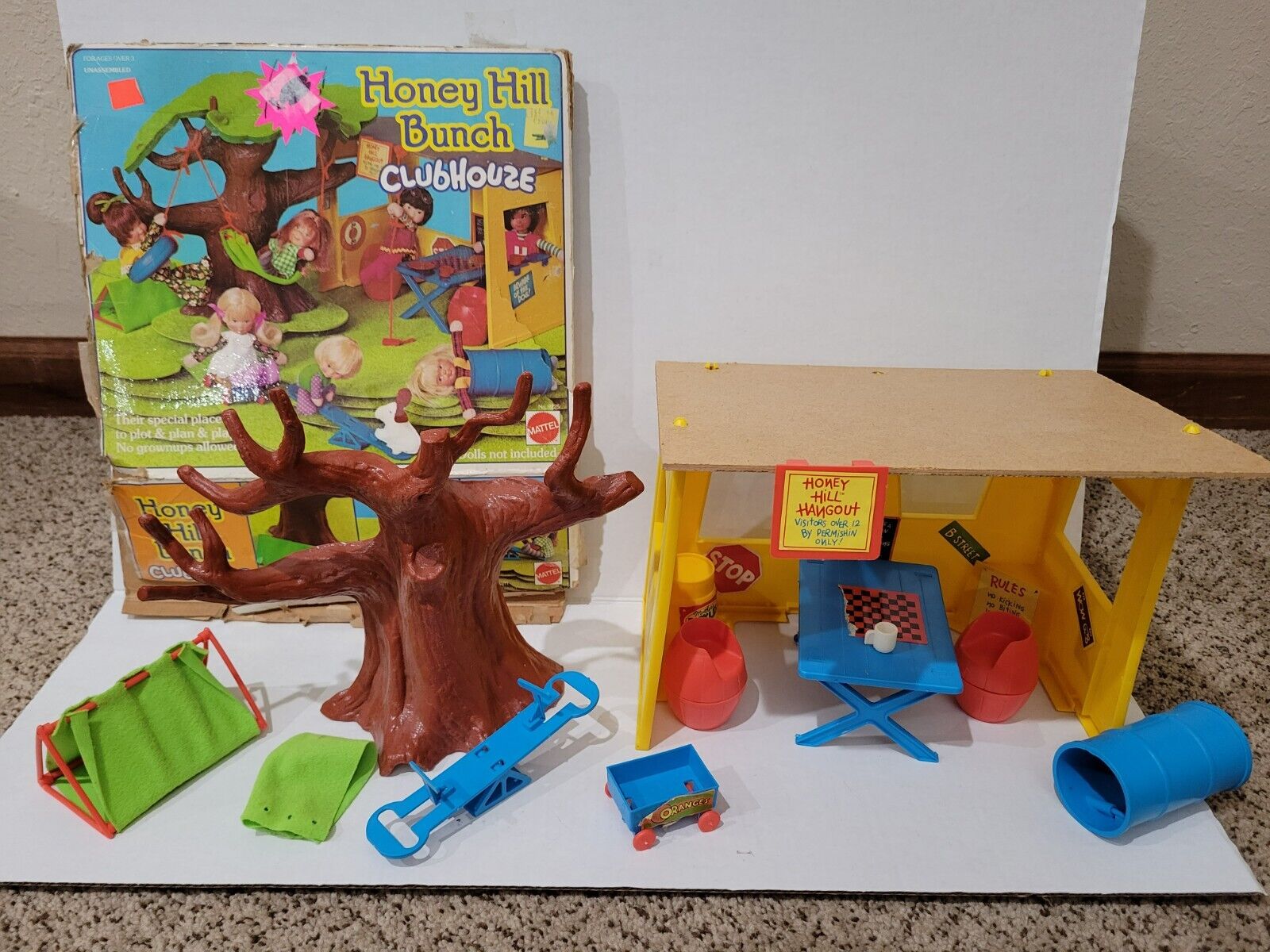 Vintage 1975 Honey Hill Bunch Clubhouse with box not complete- see details