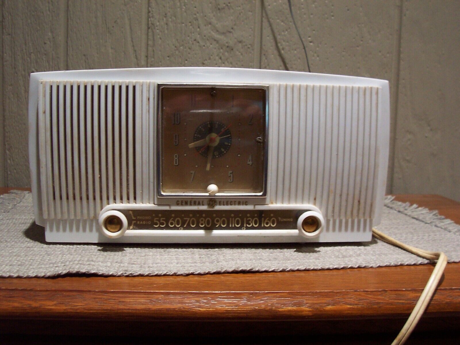 Vintage 1950\'s White  plastic GE General Electric Tube AM Clock Radio