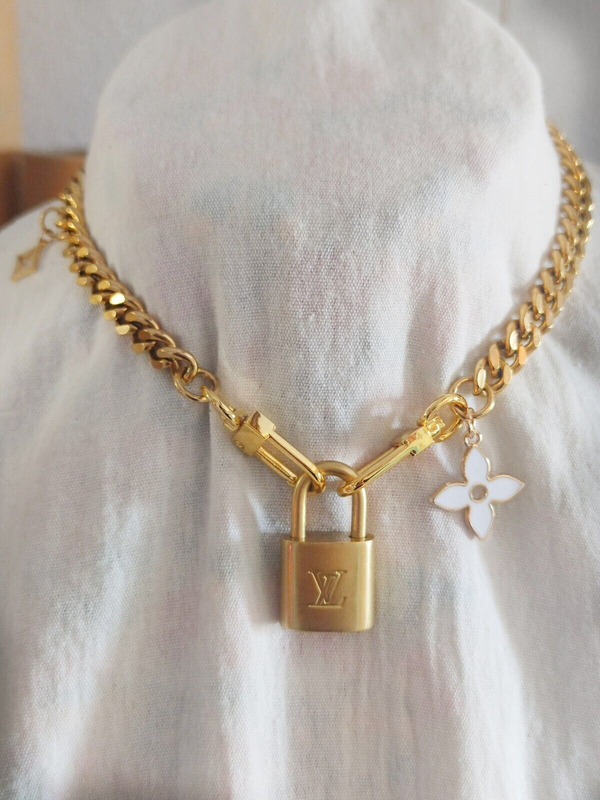 Louis Vuitton  Authentic Padlock Vintage  pendant flower With necklace  