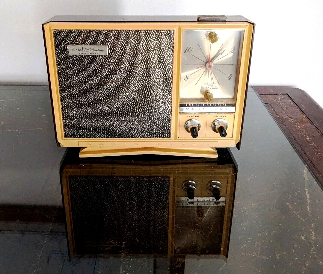 Vintage Sears Silvertone Clock Radio *LOOKS NICE* *PARTS ONLY* All Knobs Intact 