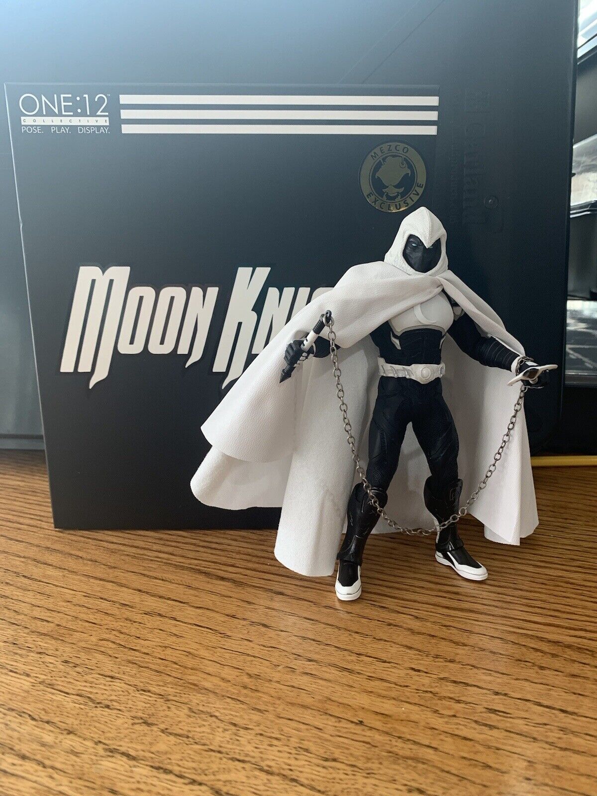 Displayed Mezco One:12 Collective Moon Knight (Mezco Exclusive)