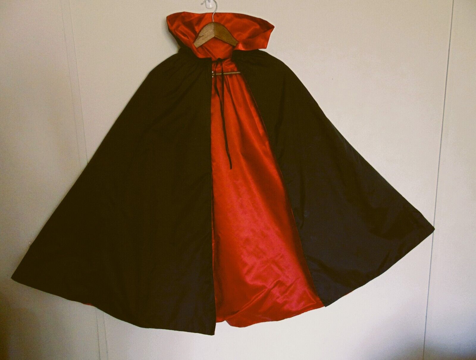Vintage Hallmark Vampire Halloween Dracula Cape Costume Black Red Satin 1987 Nic