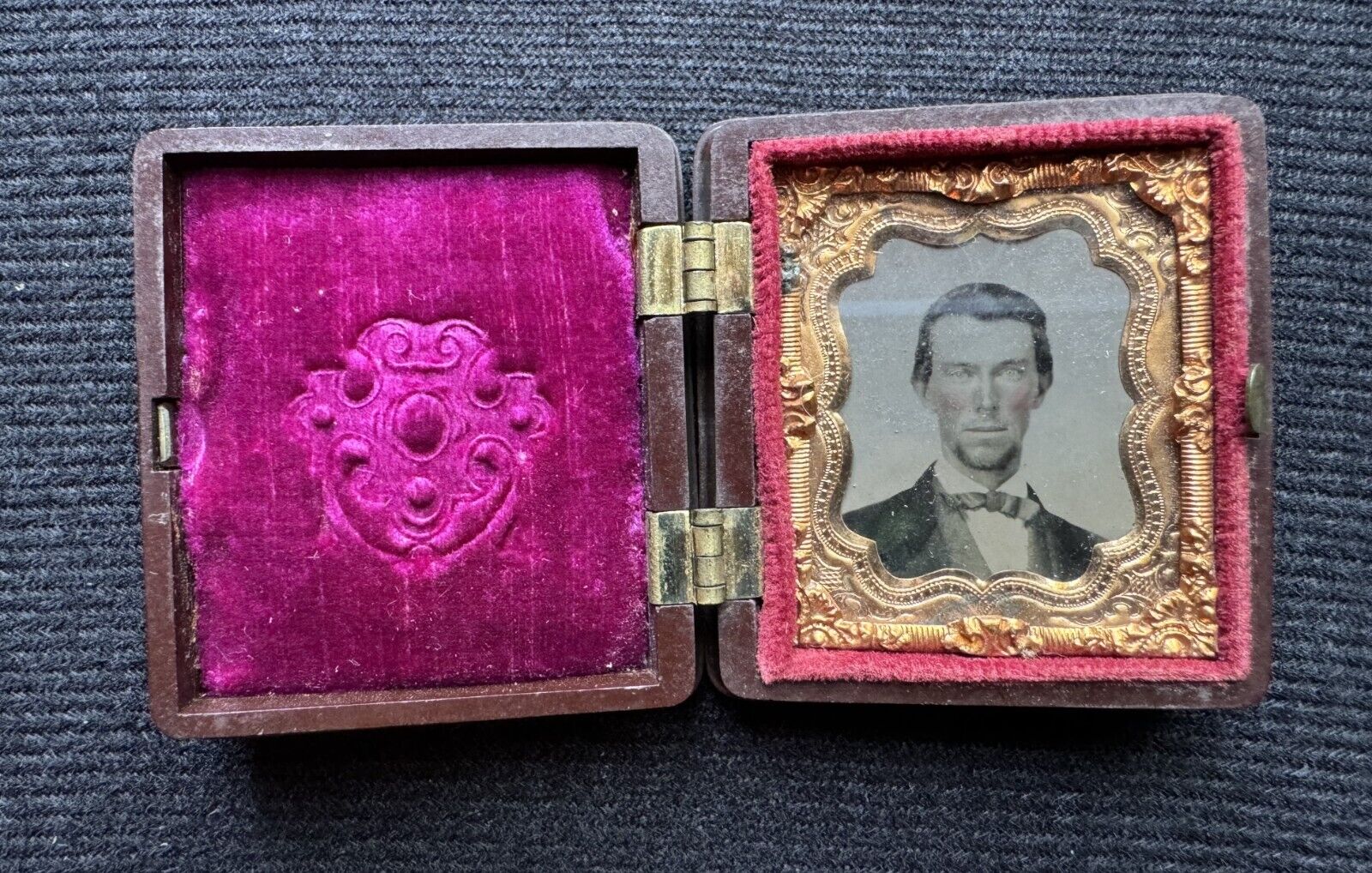 Antique Photo Daguerreotype or Ambrotype of Man in full leather case 2\