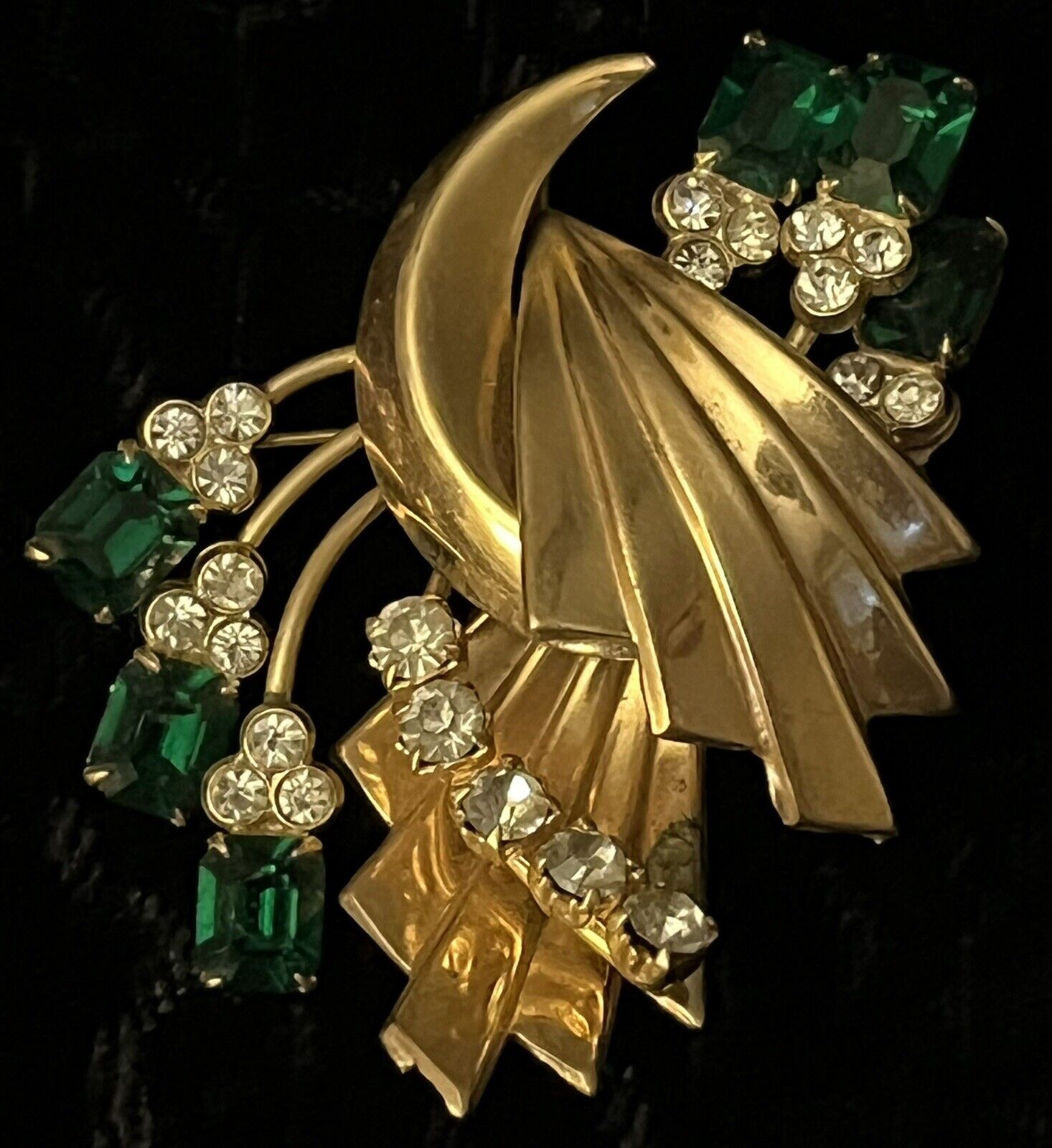 Stunning Vintage Emerald Green Clear Crystal in Gold Toned Spray Brooch Unsigned