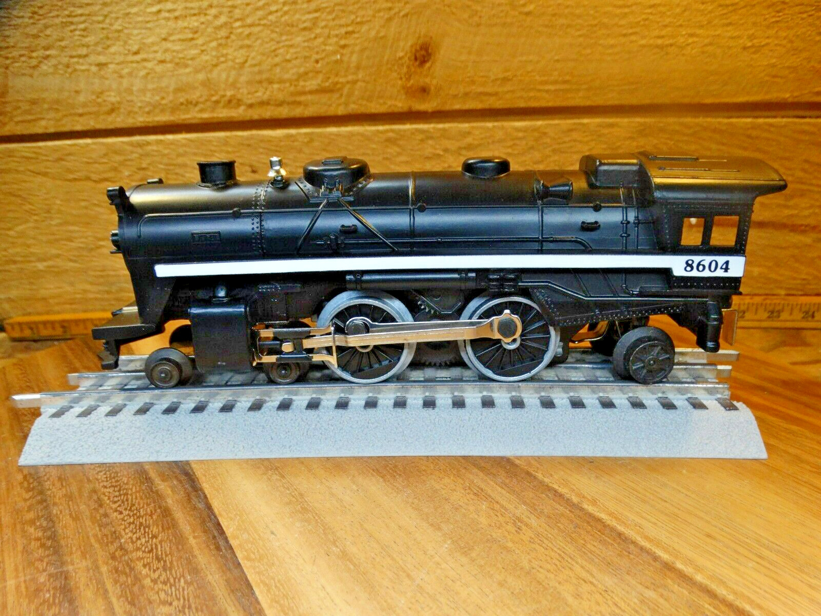 Lionel 0/027 Diecast 4-4-2 Black Steam Locomotive Engine 8604 with Smoke Unit
