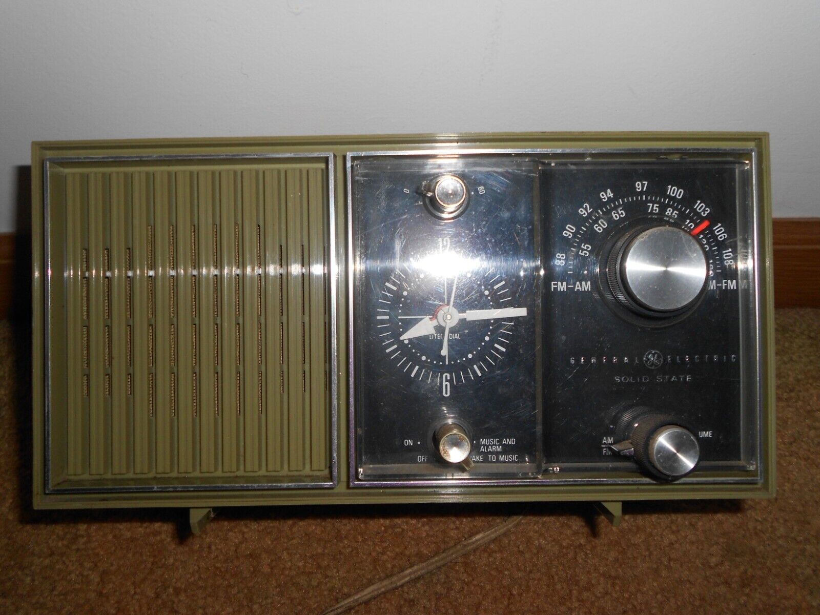 Vintage General Electric Solid State Alarm Clock FM/AM Radio Model c4510