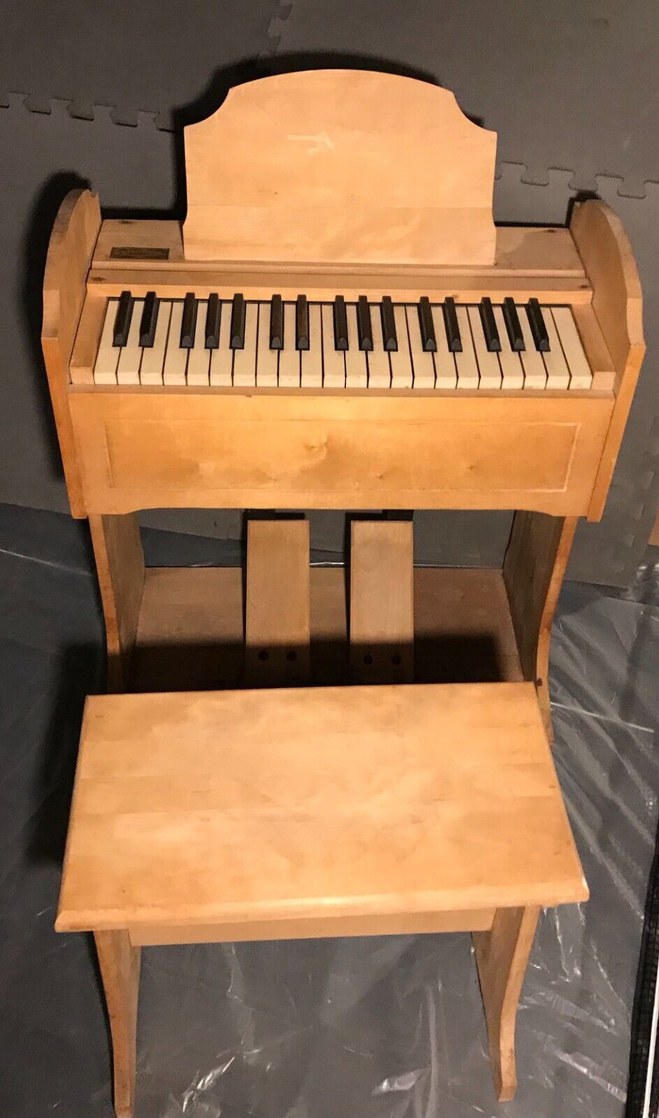 Estey children\'s pump organ, 37 keys, 3 octaves, original wood, good condition