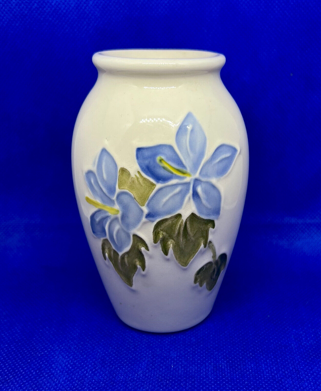 Vintage Moorcroft Hallmarked Made In England Ivory White 4.25”  Vase Floral Blue