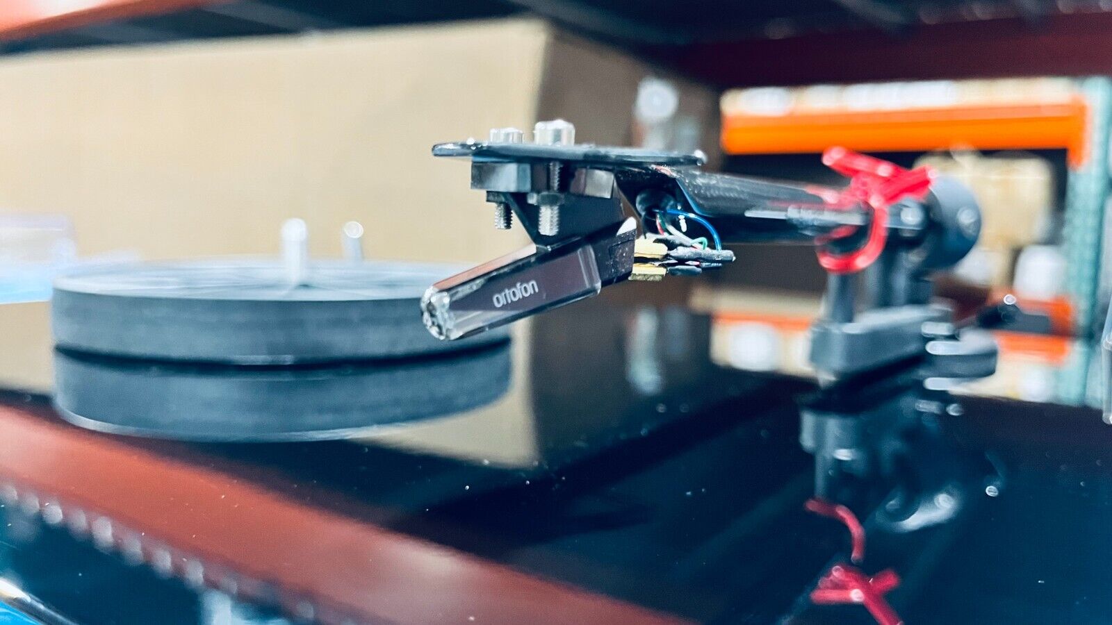 Pro-Ject - Debut Carbon EVO - in High Gloss Black with Ortofon OM 5e Cartridge