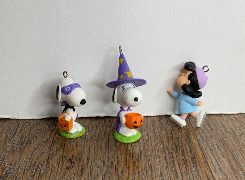 Hallmark Miniature Halloween Vampire Trick Or Treat Snoopy Lucy Ornament Set