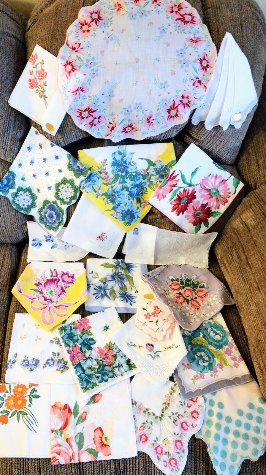 21 VINTAGE MIX HANKIES Lot FLORALS Embroidery ROUND Scalloped MADEIRA EXCELLENT