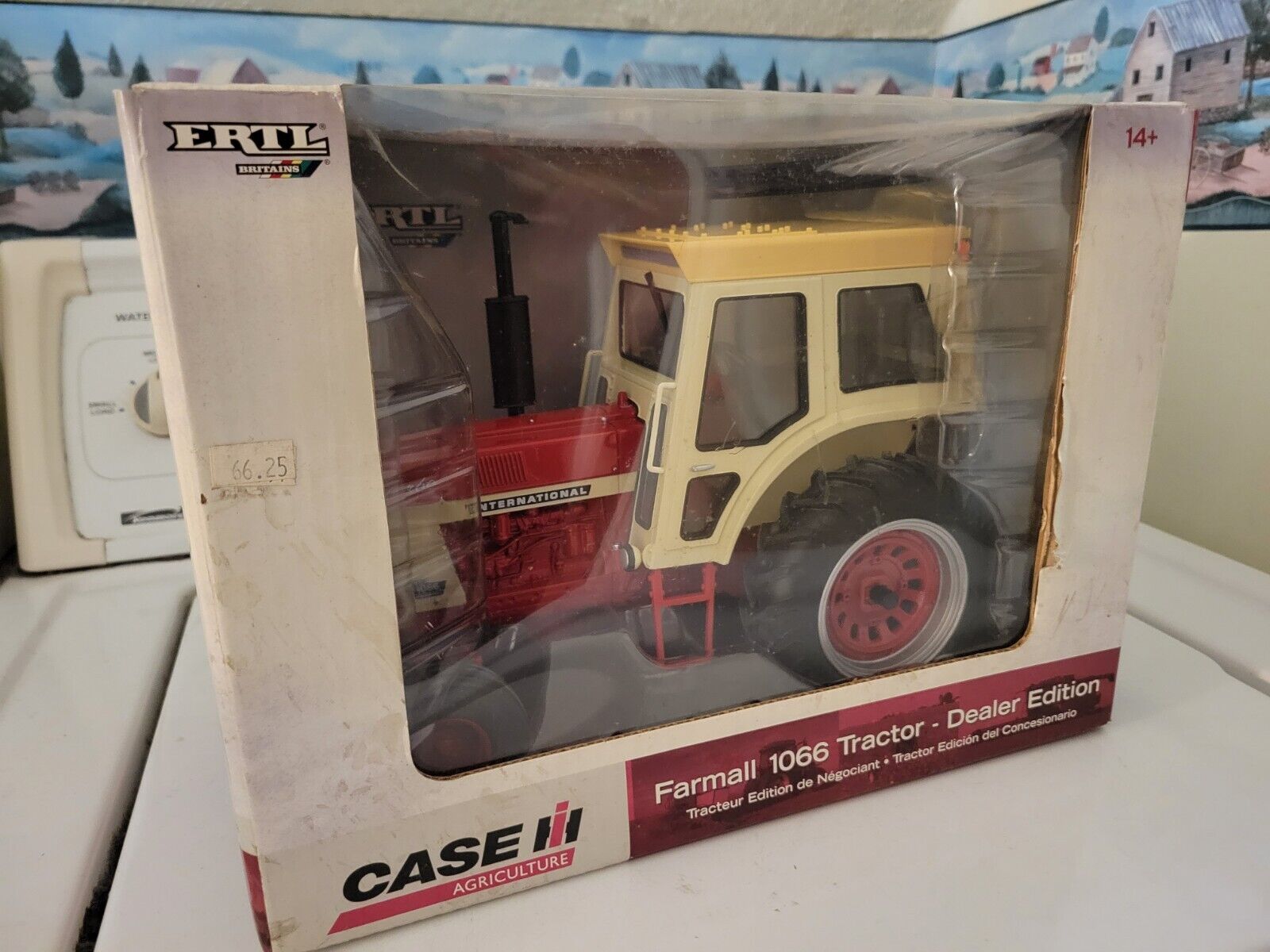 1/16 Ertl Case International Farmall 1066 Dealer Edition Toy Tractor. 