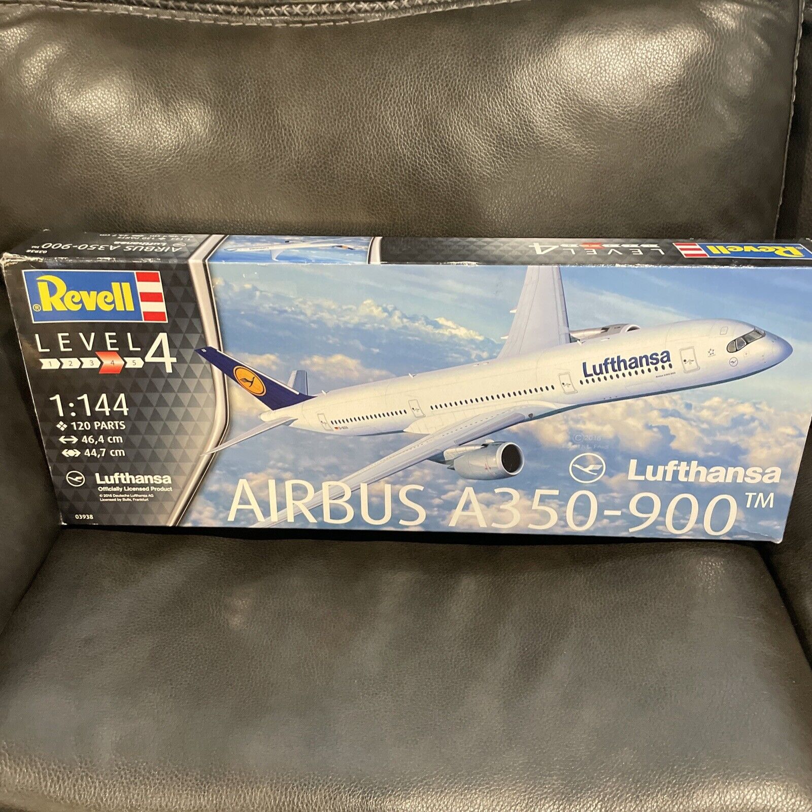 Revell 03938 - Lufthansa Airbus A350-900 - Scale 1:144 - NIB- Damaged Box