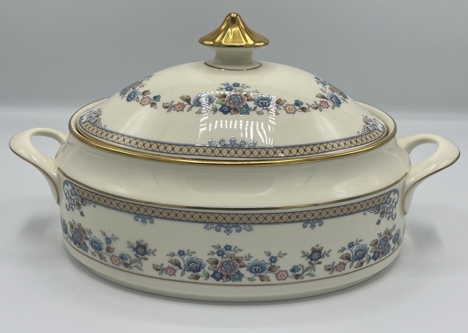 MINTON BYRON COVERED OVAL VEGETABLE DISH CASSEROLE - IDENTICAL TO AVONLEA DESIGN