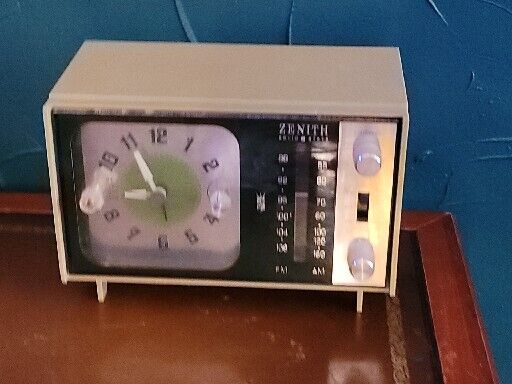 Vintage 70\'s Zenith Clock Radio C462F Pea Green Plastic Clock + Radio Works