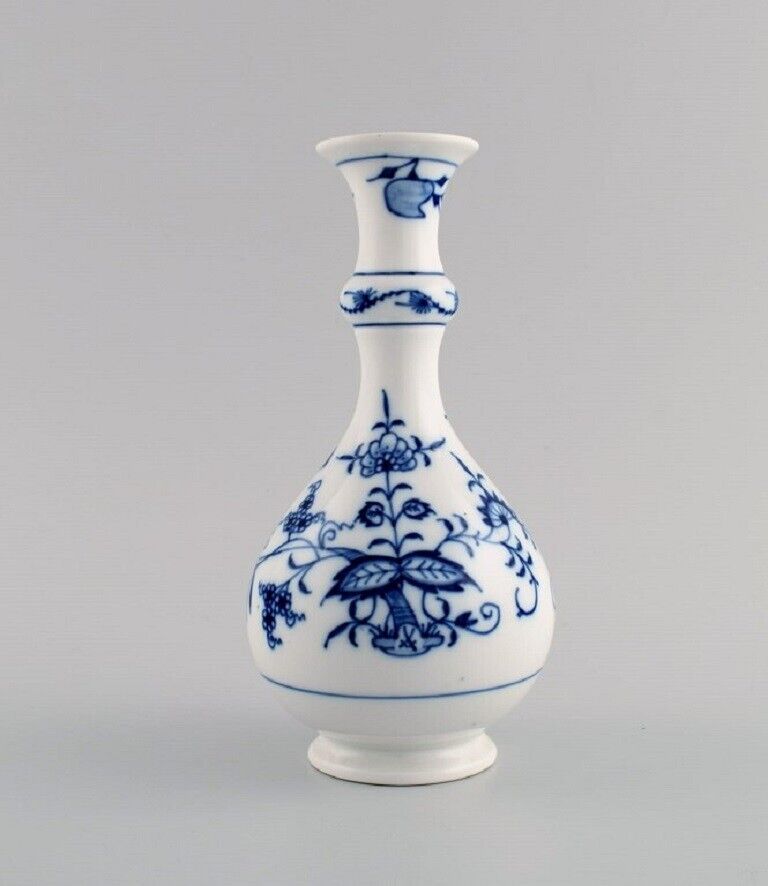 Antique Meissen Blue Onion vase in hand-painted porcelain. Early 20th C.