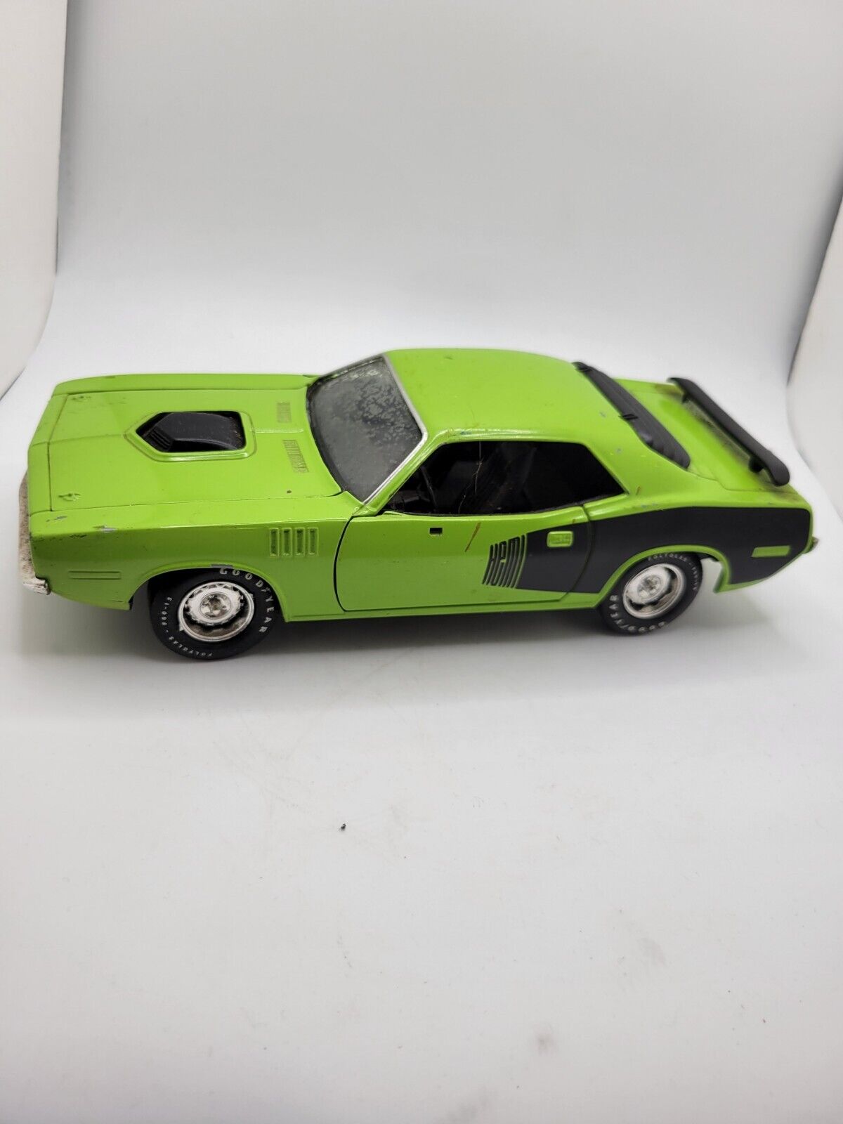 New Ray 1970 Dodge Challenger Classic Muscle Car Die Cast Lime Green 1:32 Toy