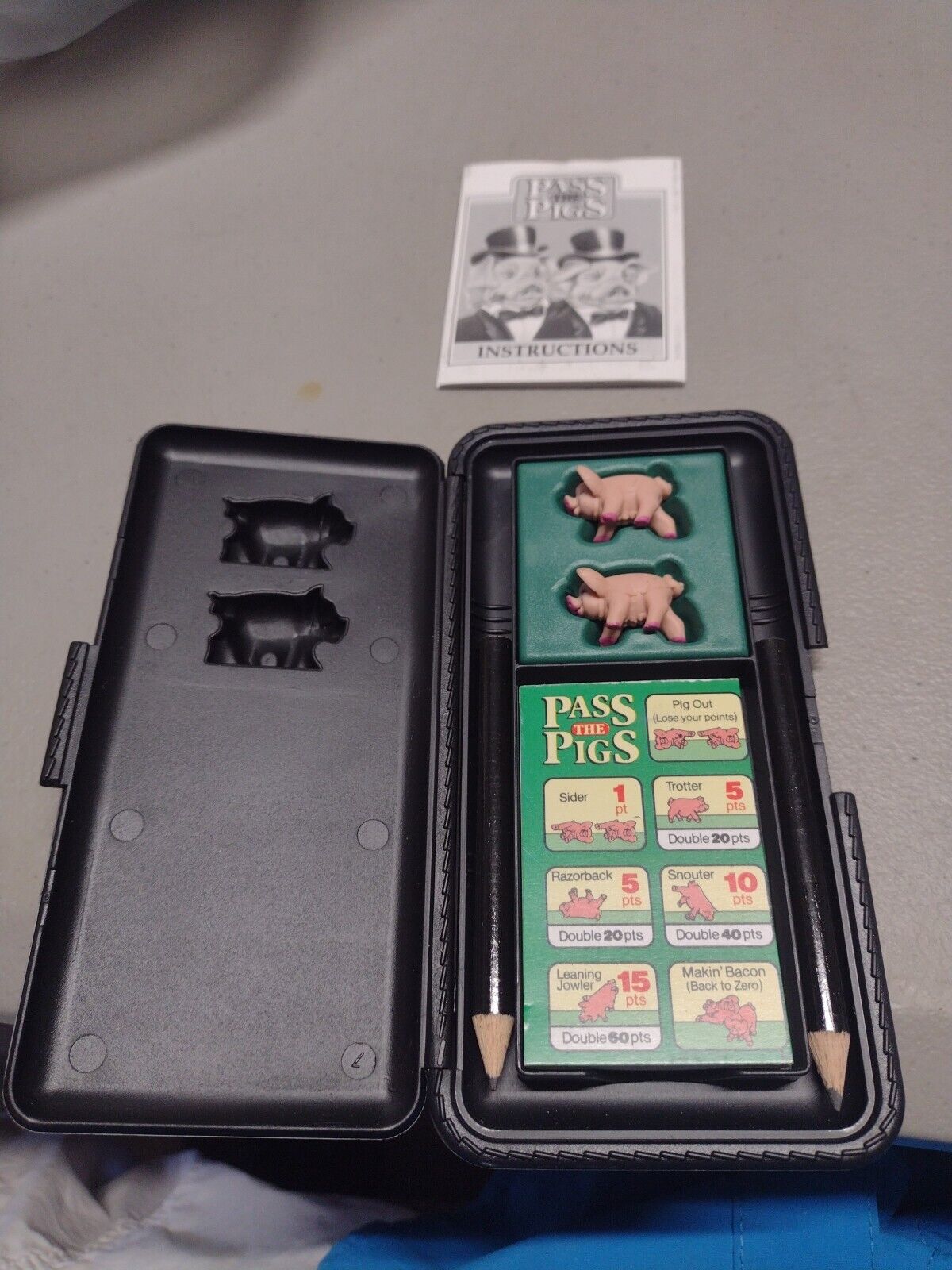 Vintage Milton Bradley Pass the Pigs Game