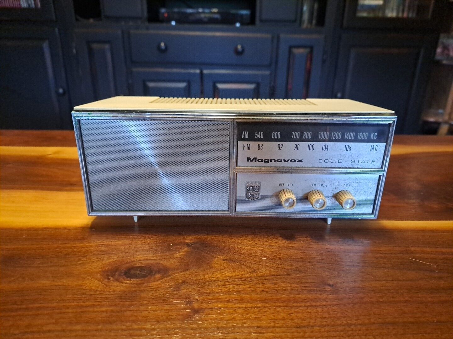vintage magnavox solid state radio