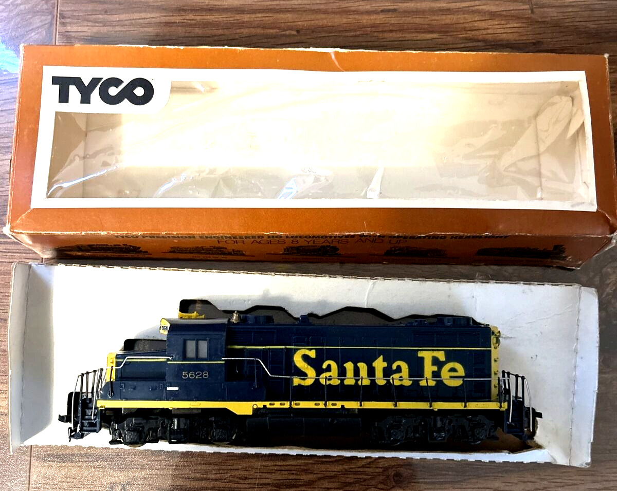 HO Tyco/Mantua Santa Fe GP-20 #5628 Diesel Powered-lighted 228B Used Train