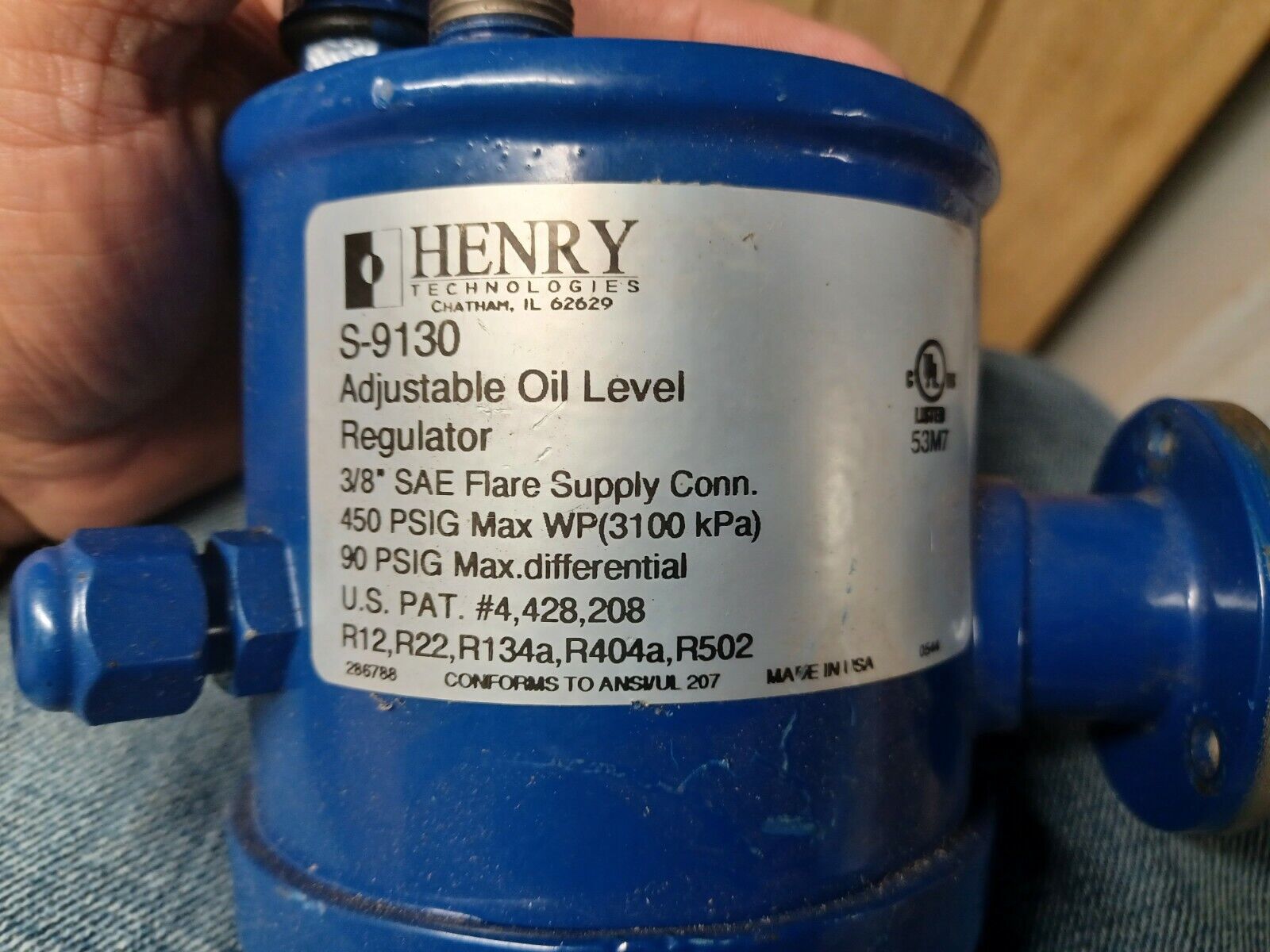 HENRY S-9130 ADJUSTABLE OIL LEVEL REGULATOR 