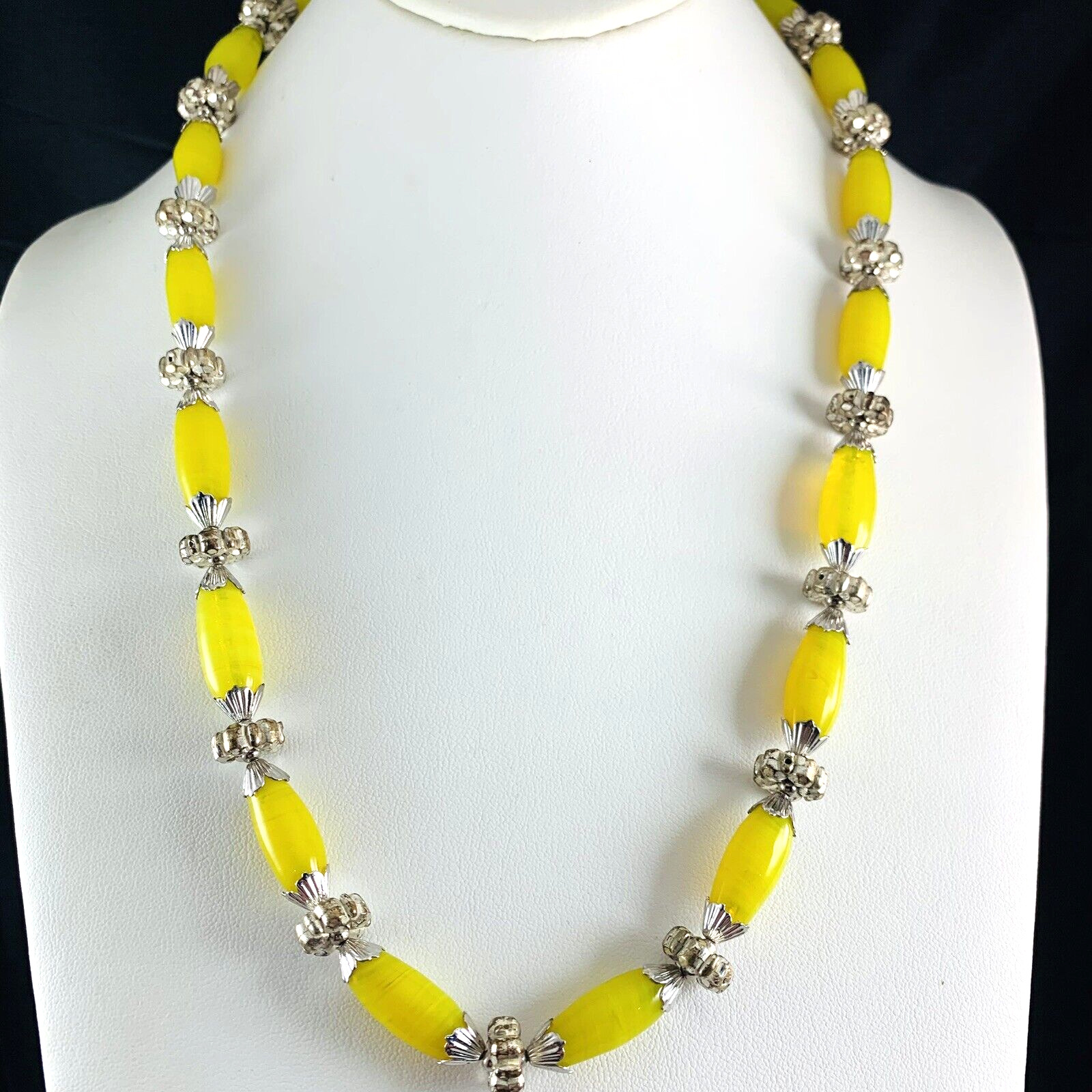 Vintage Yellow Art Glass Beaded Silver Tone Necklace 23\