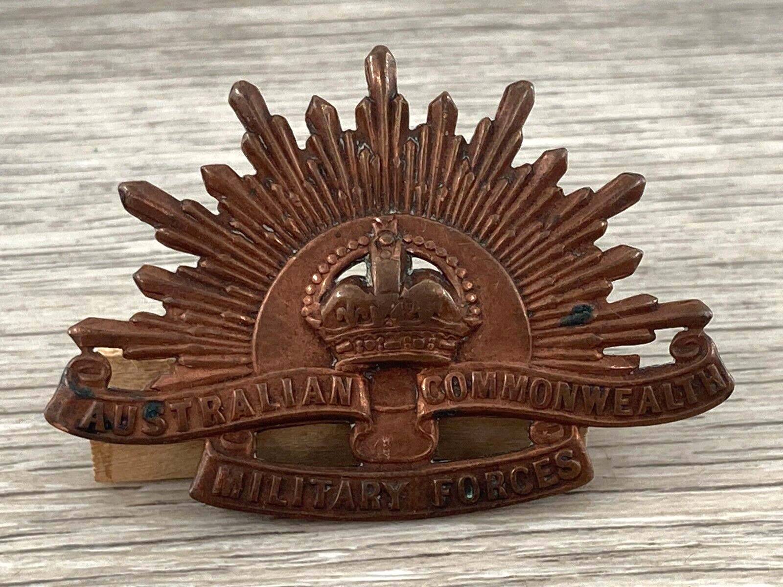 WW1 Australian ANZAC Commonwealth Military Forces Stokes Sons Copper Badge Pin