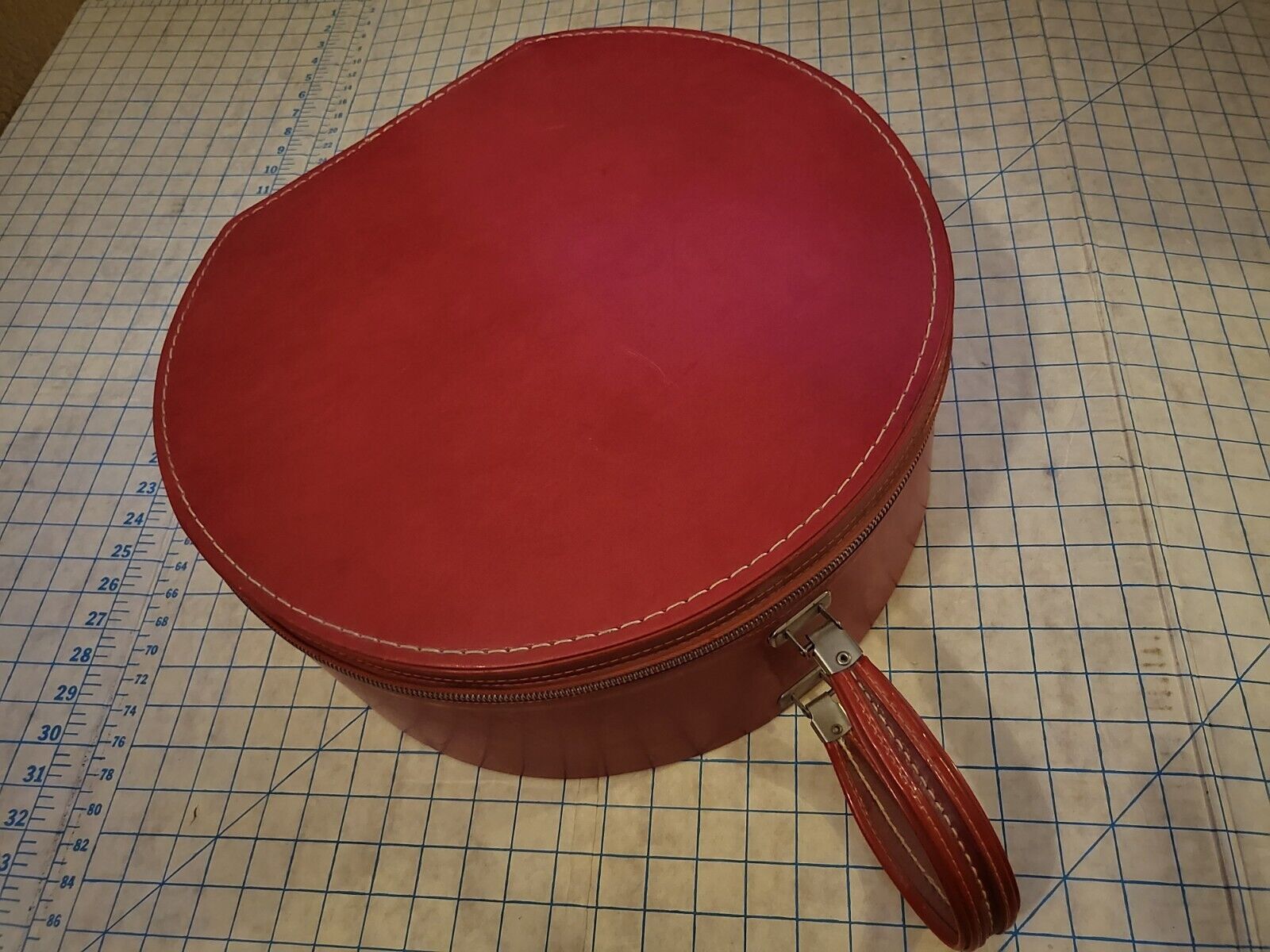 Vintage Travins Hat Box Round Travel Case Makeup Case Red Nice Condition 50s 60s