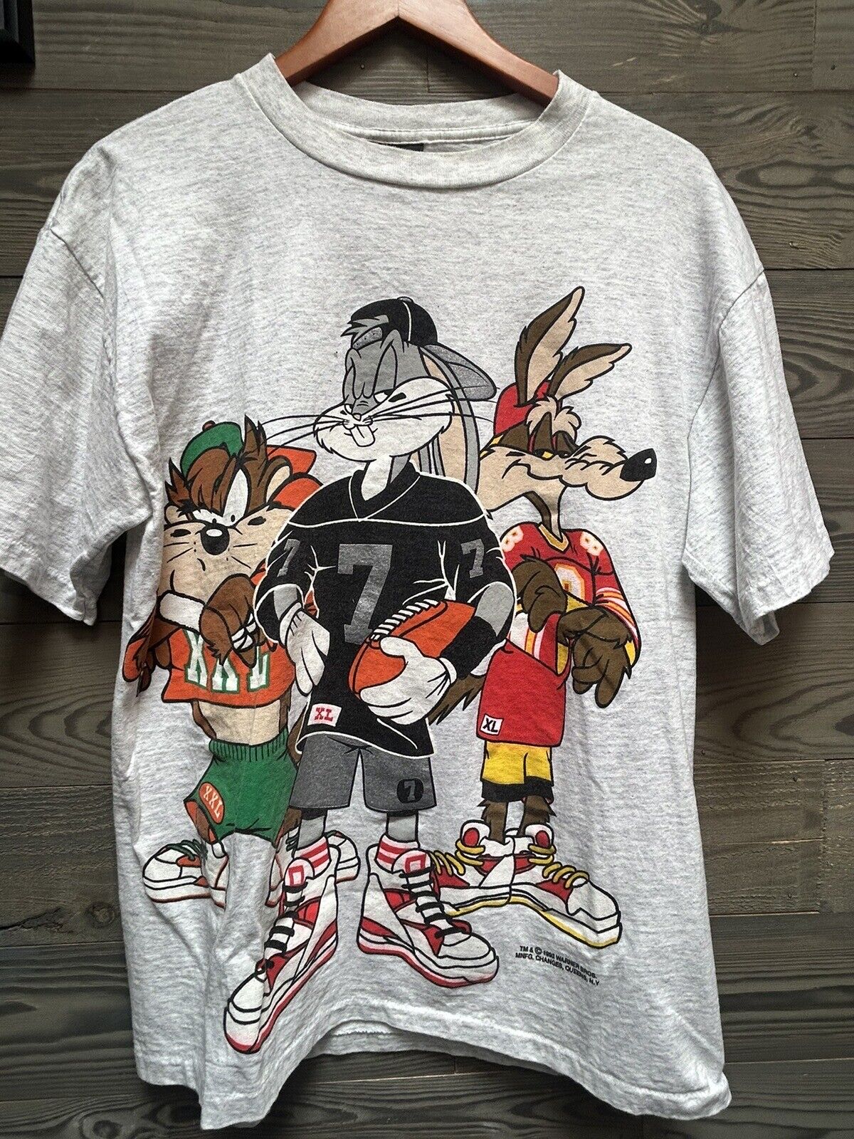 VTG Looney Tunes T-Shirt Men’s L Bugs Taz Wily Coyote Single Stitch Football