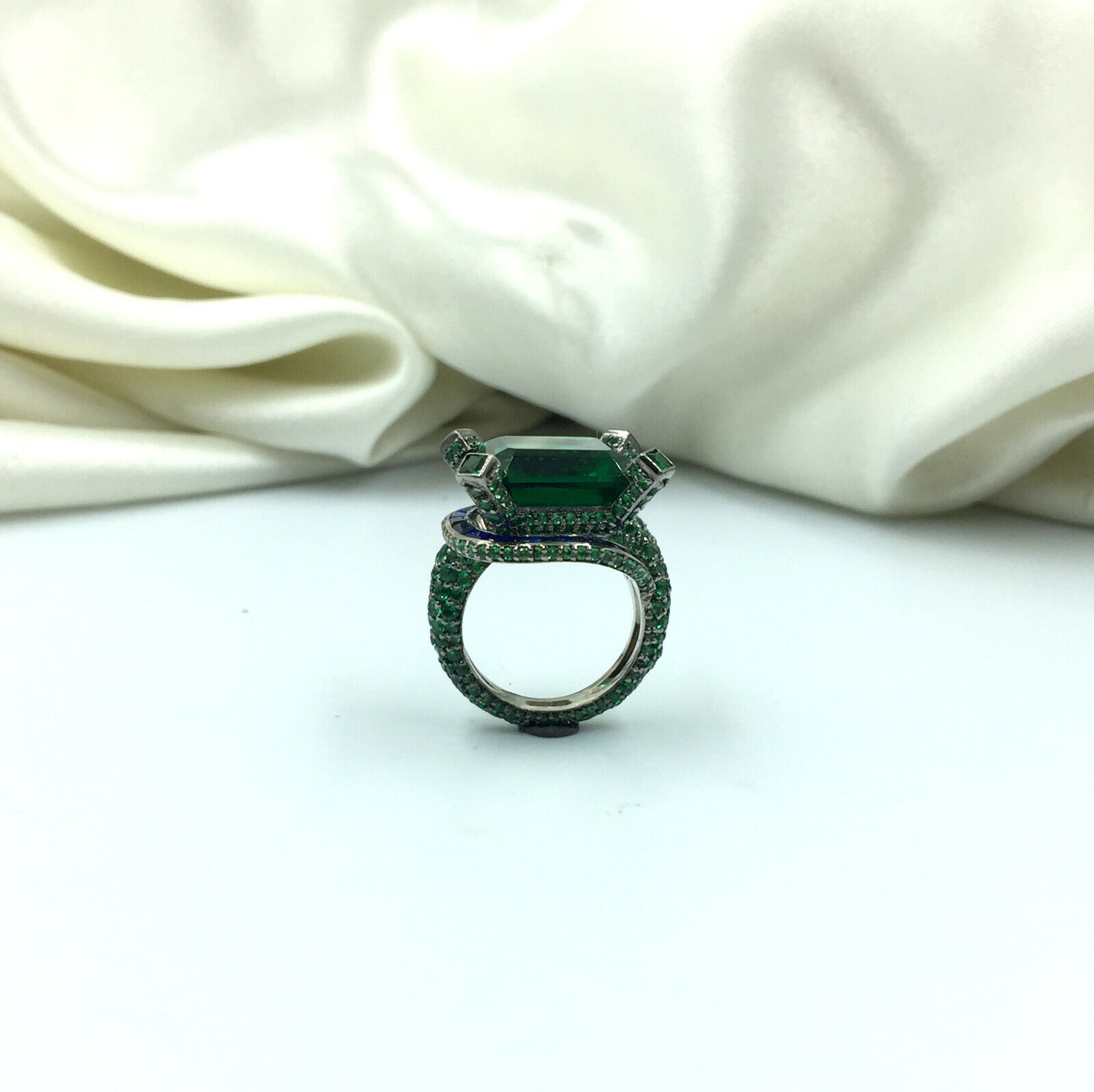 Gorgeous Antique Design Green Emeralds & Blue Sapphire Women\'s Ring (6. Size)