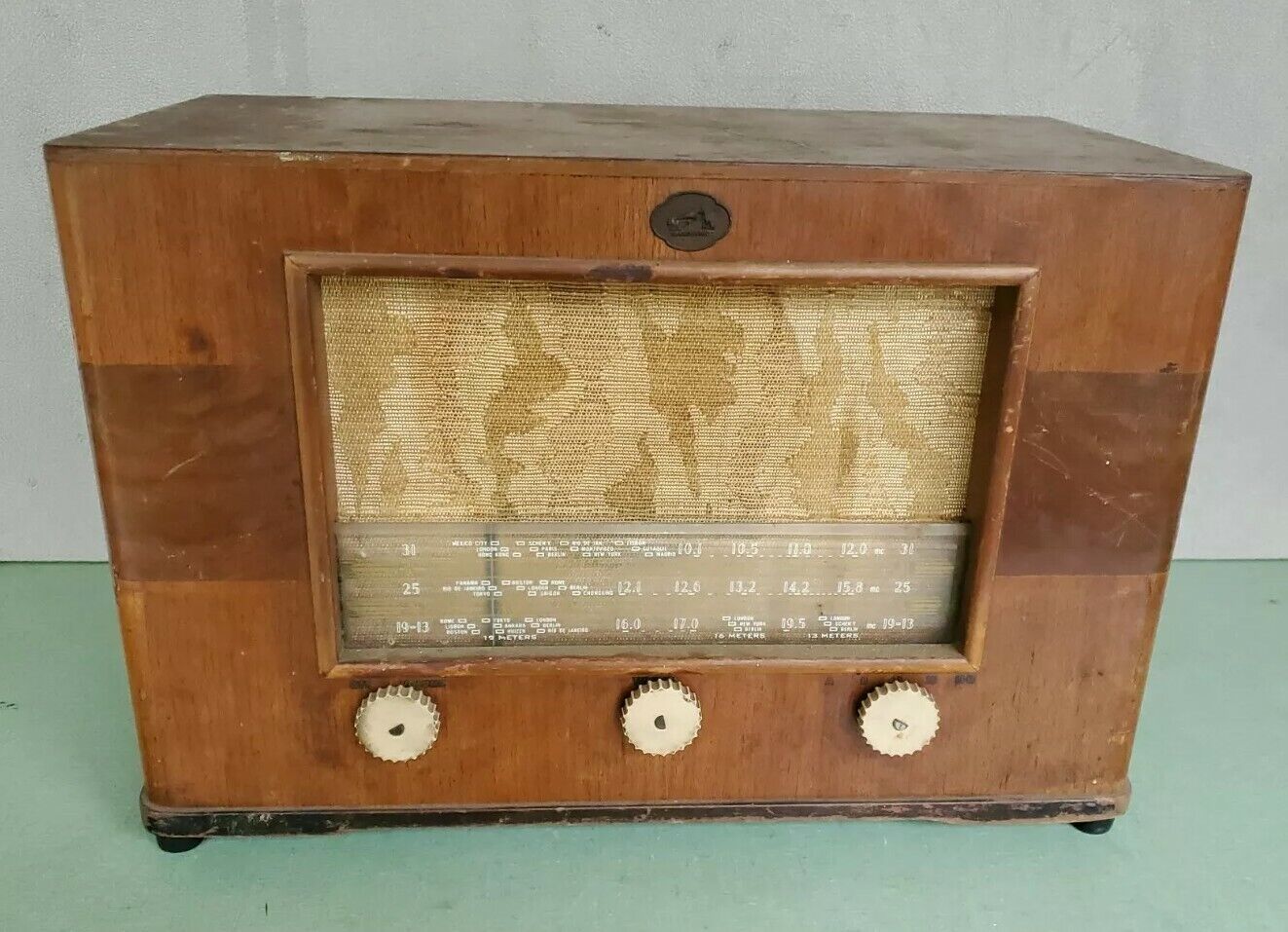 RCA Model Q17 1940's tube radio 