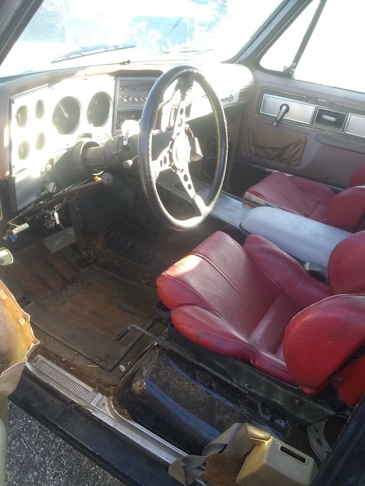 1987 chevy corvette front seats,red leather,some wear.no power frame rails.